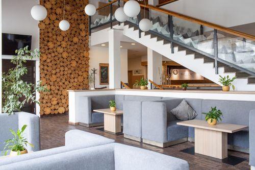 Obrázek Chvilky klidu v lobby baru